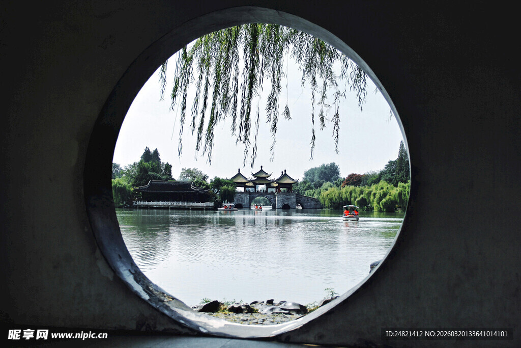 圆窗窥景之湖畔垂柳风光