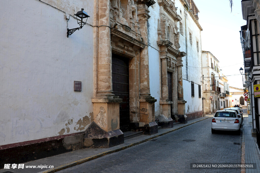 古老街道旁的欧式建筑
