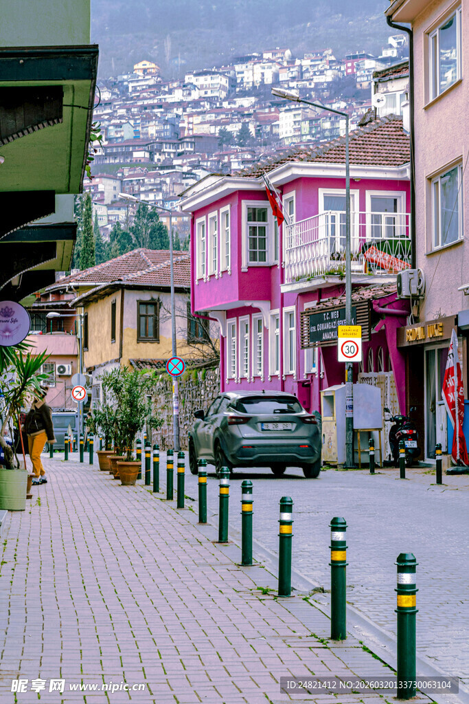 彩色街道旁的特色民居