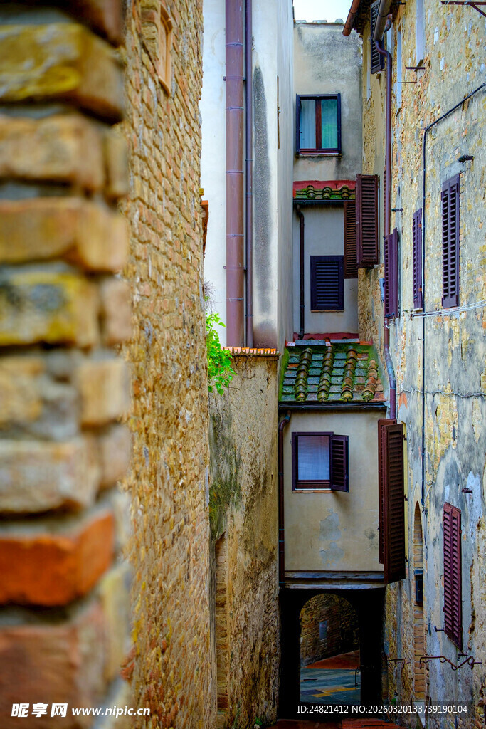 狭窄小巷中的古朴建筑