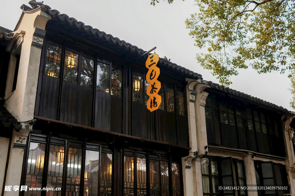 中式建筑外的醒目灯笼装饰