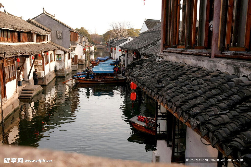 江南水乡古巷中的静谧河道