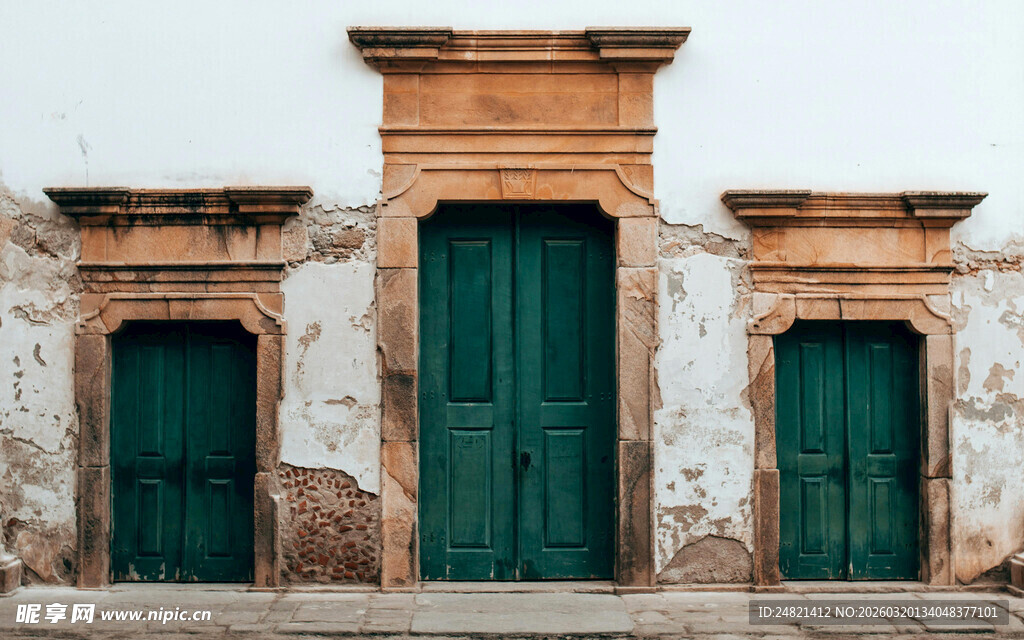 复古绿门的古老建筑