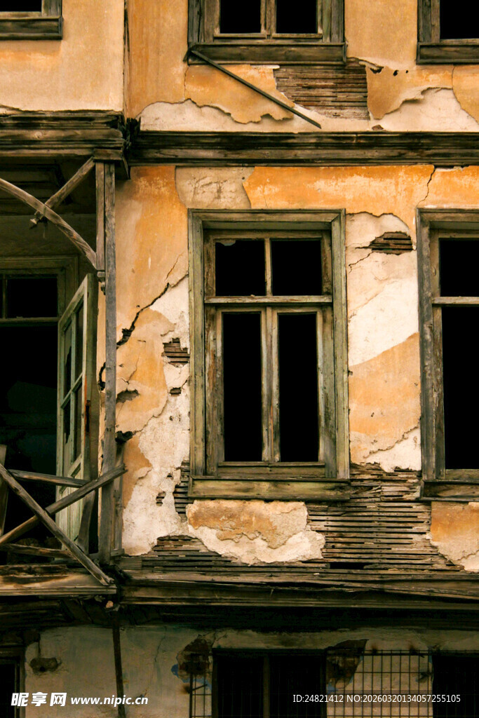 破旧斑驳的废弃楼房