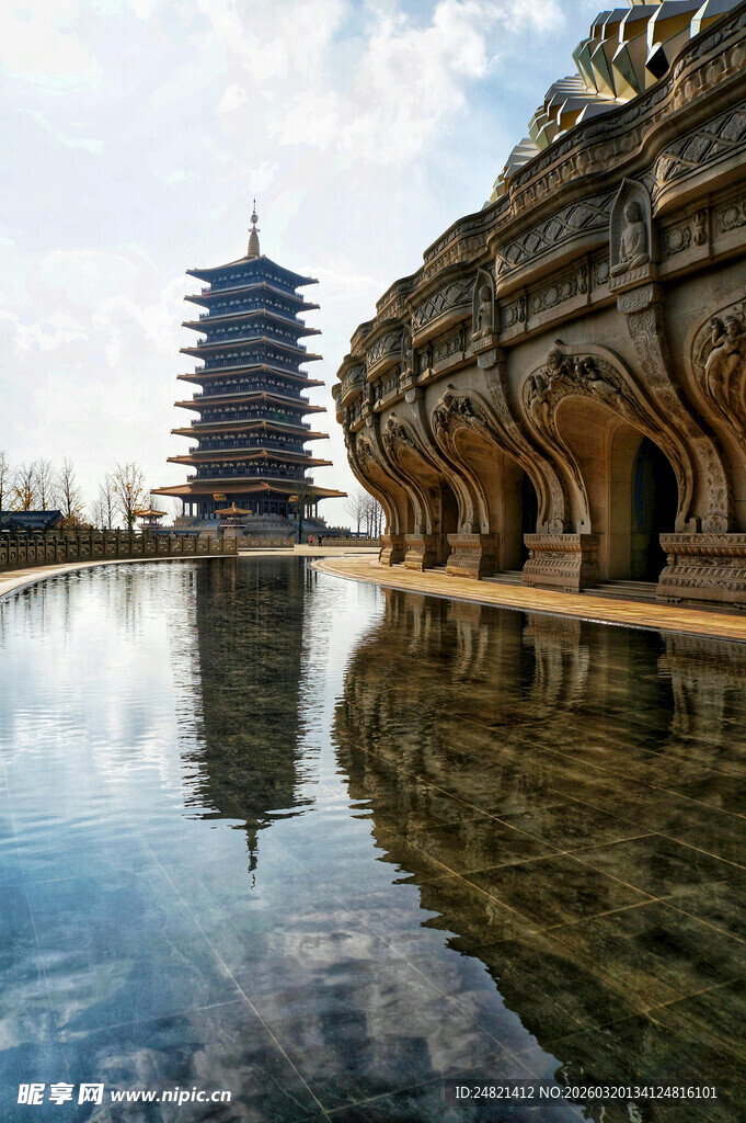 古塔倒影映于平静水面