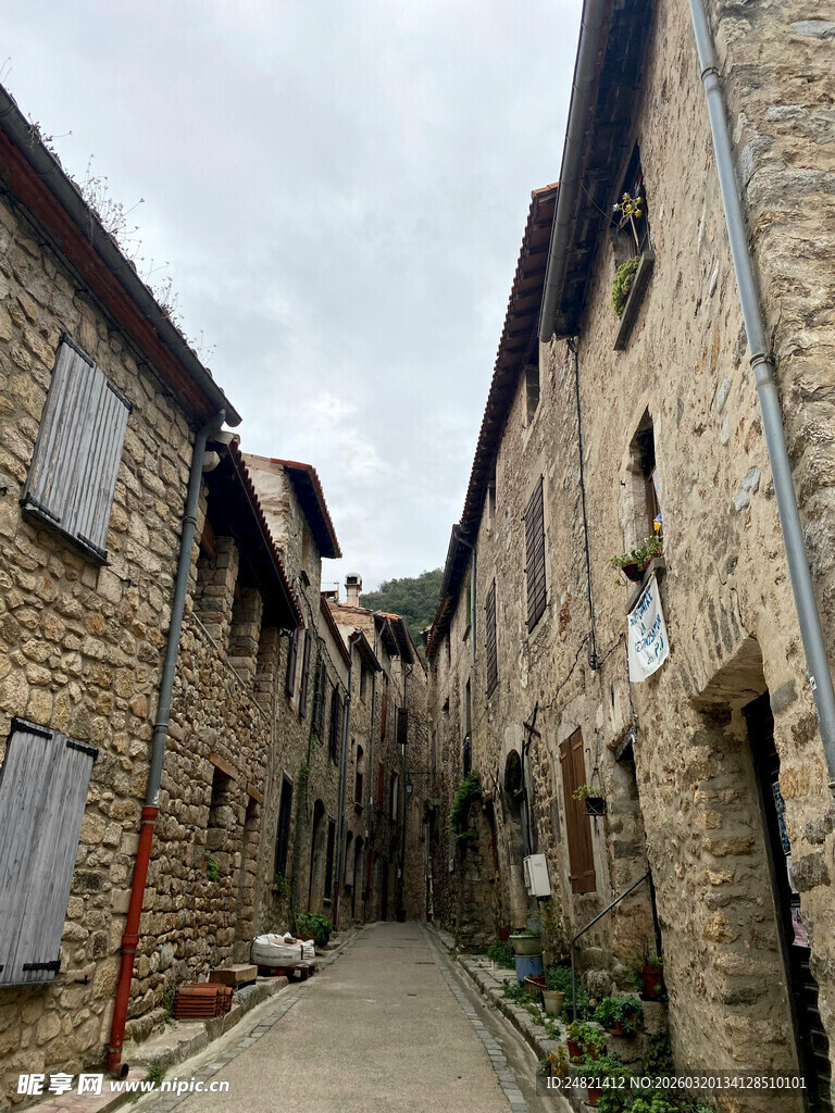 古老石砌小巷风景