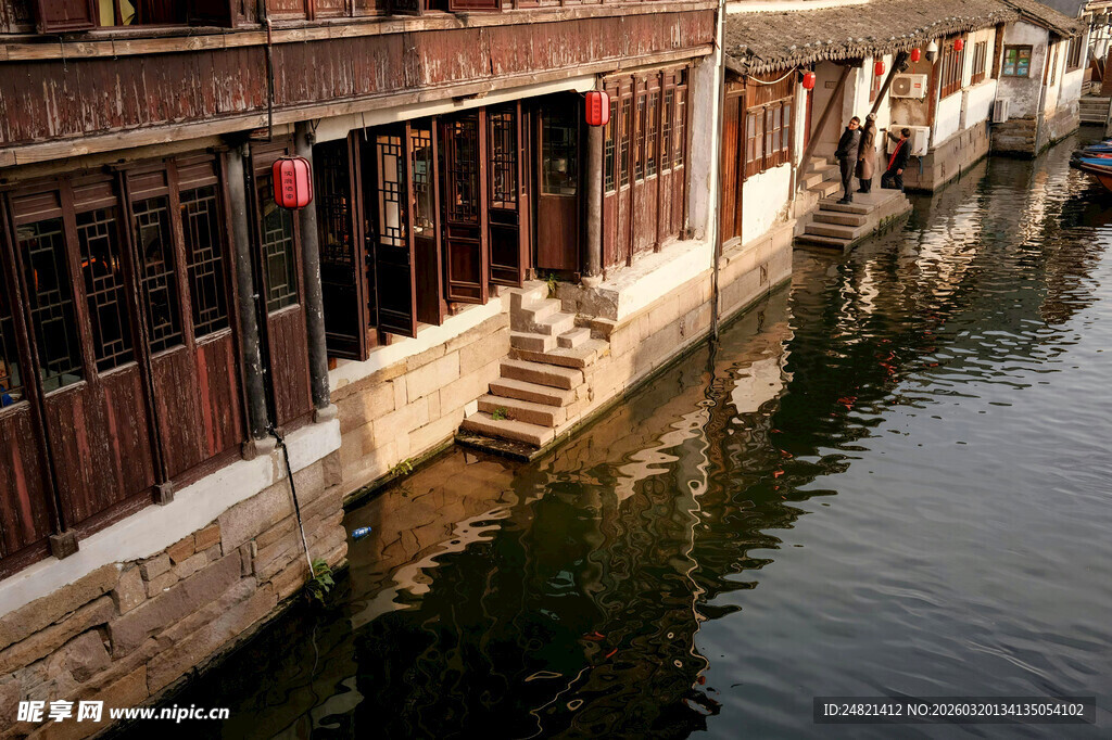 江南水乡临河古朴民居