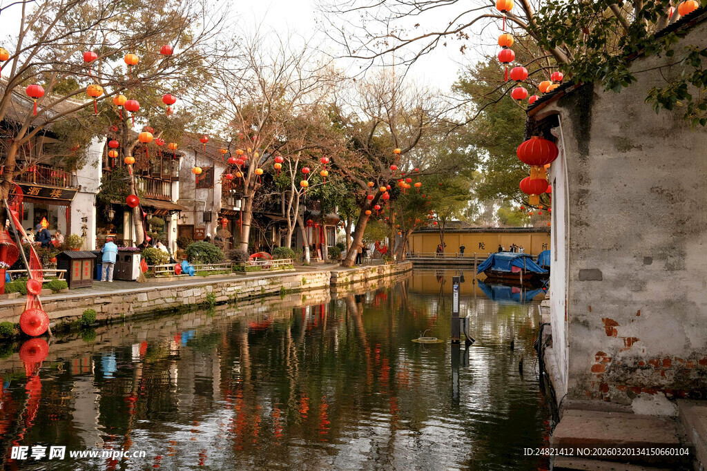 古巷河畔红灯笼装点景