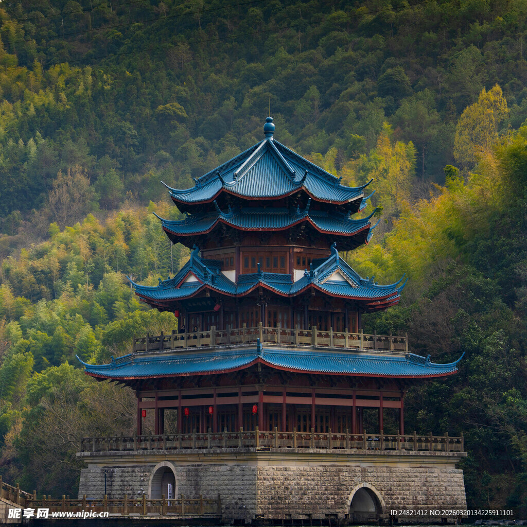 古雅楼阁立于山林间