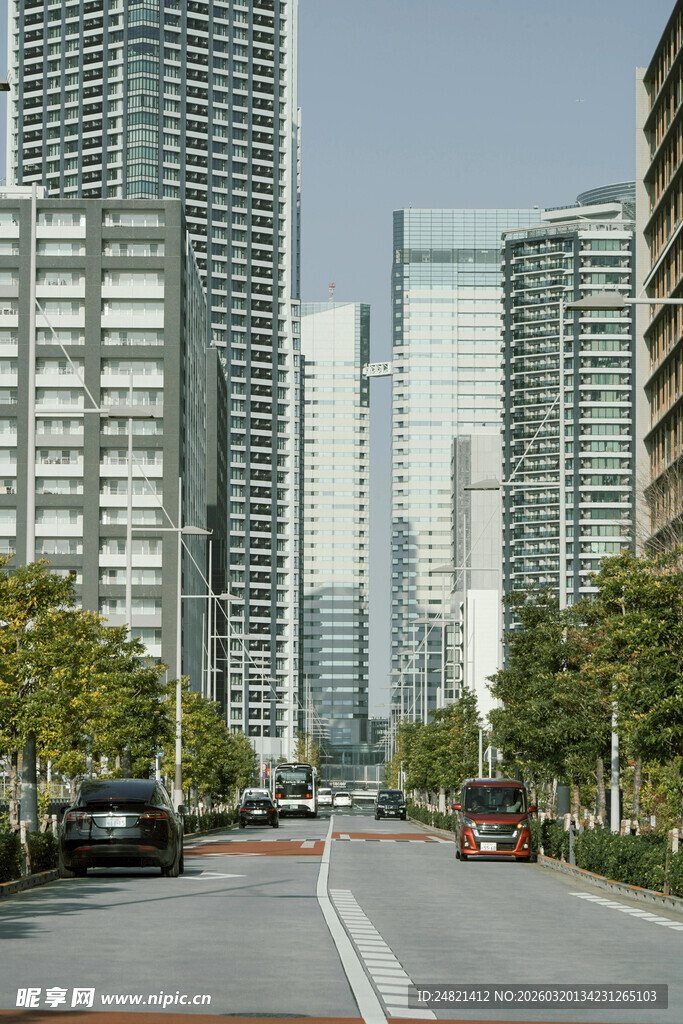 城市宽阔道路与高楼景观