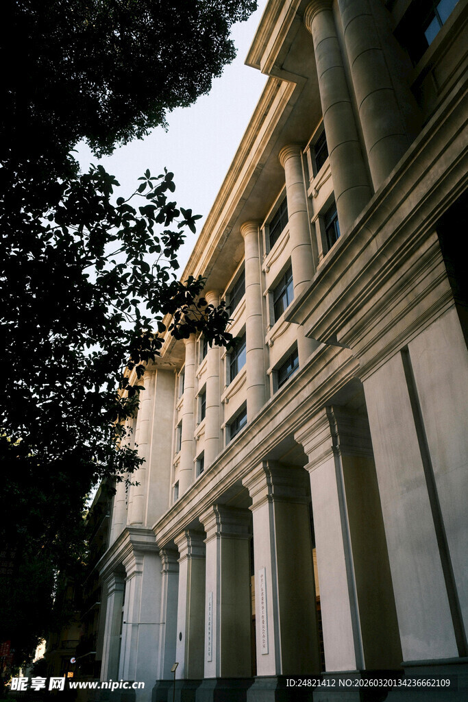 古典风格的宏伟建筑外观