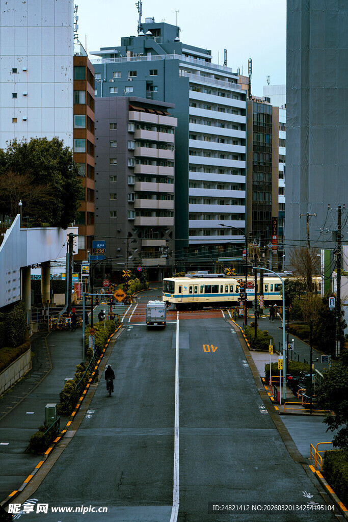 城市街道旁的高楼景观
