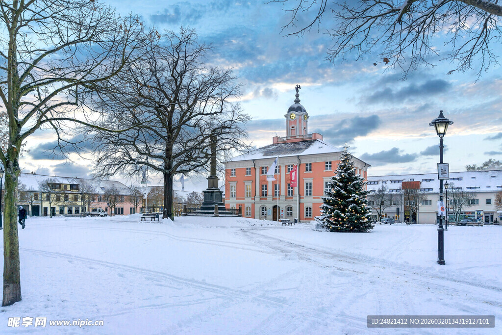 冬日雪景中的古典建筑