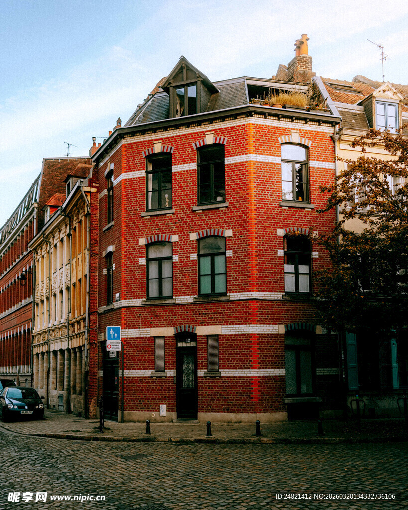 红砖转角建筑外观