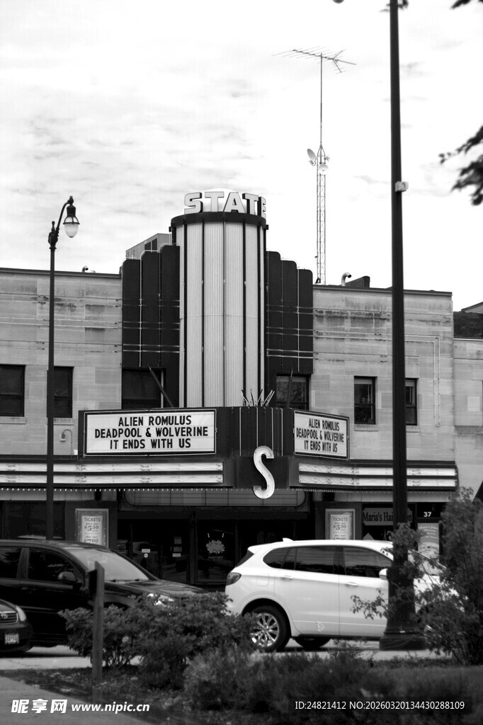 复古风格的街边建筑场景
