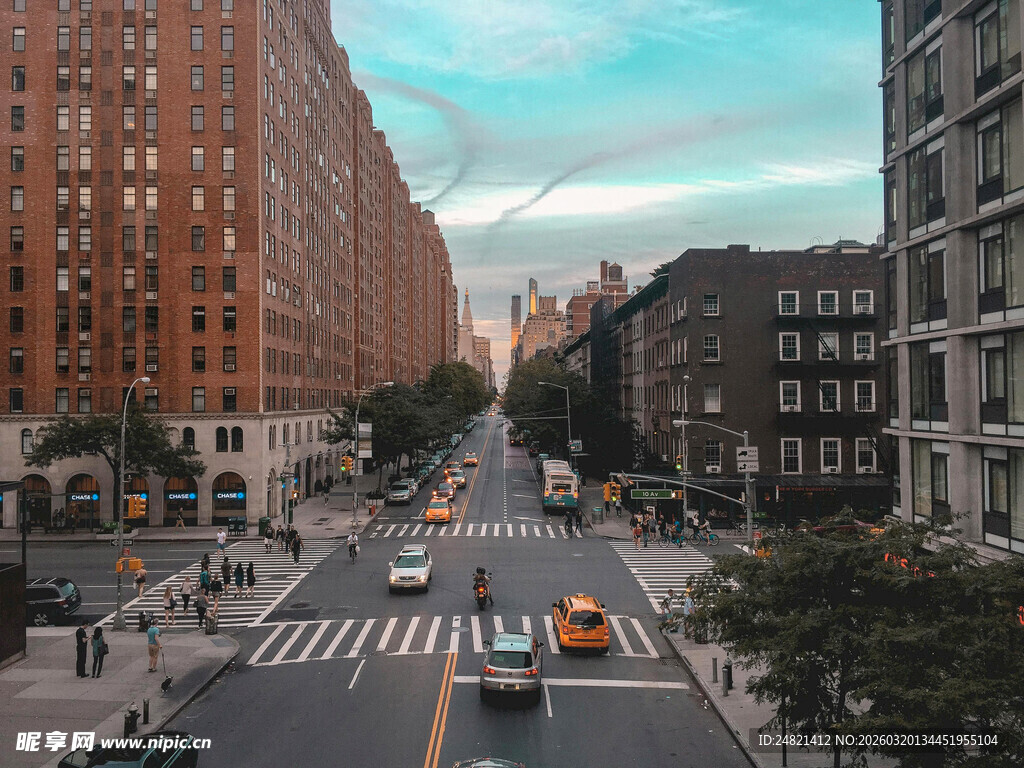 城市街道中的繁忙交通景象