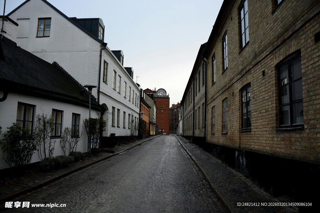 宁静街道旁的欧式建筑