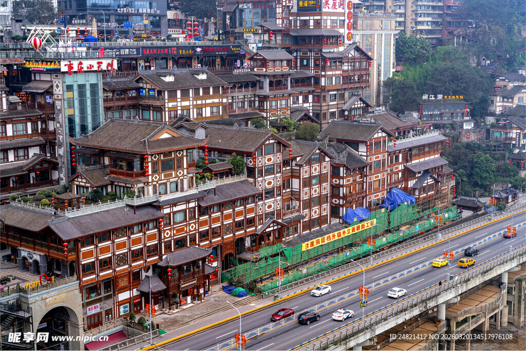 重庆洪崖洞旁的公路景象