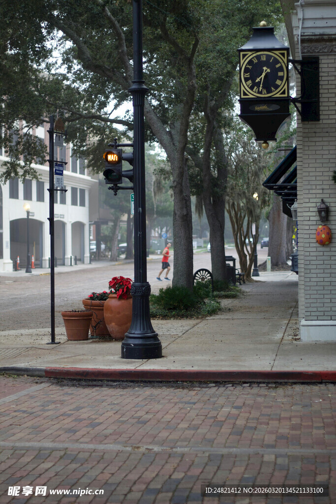 小镇街道的宁静日常