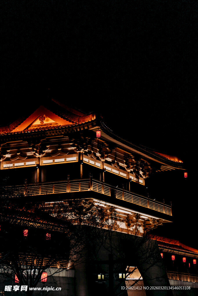 夜晚灯火下的中式古建筑