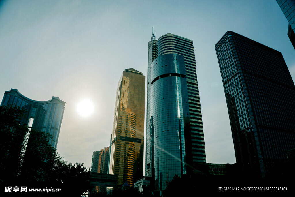 都市高楼在阳光下的剪影