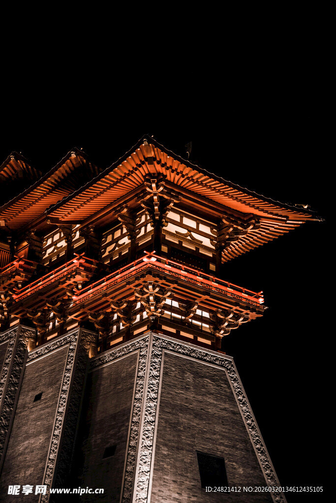 夜幕下的古风塔楼