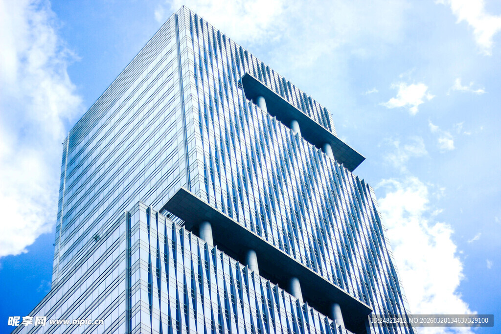 摩天大楼矗立蓝天白云间