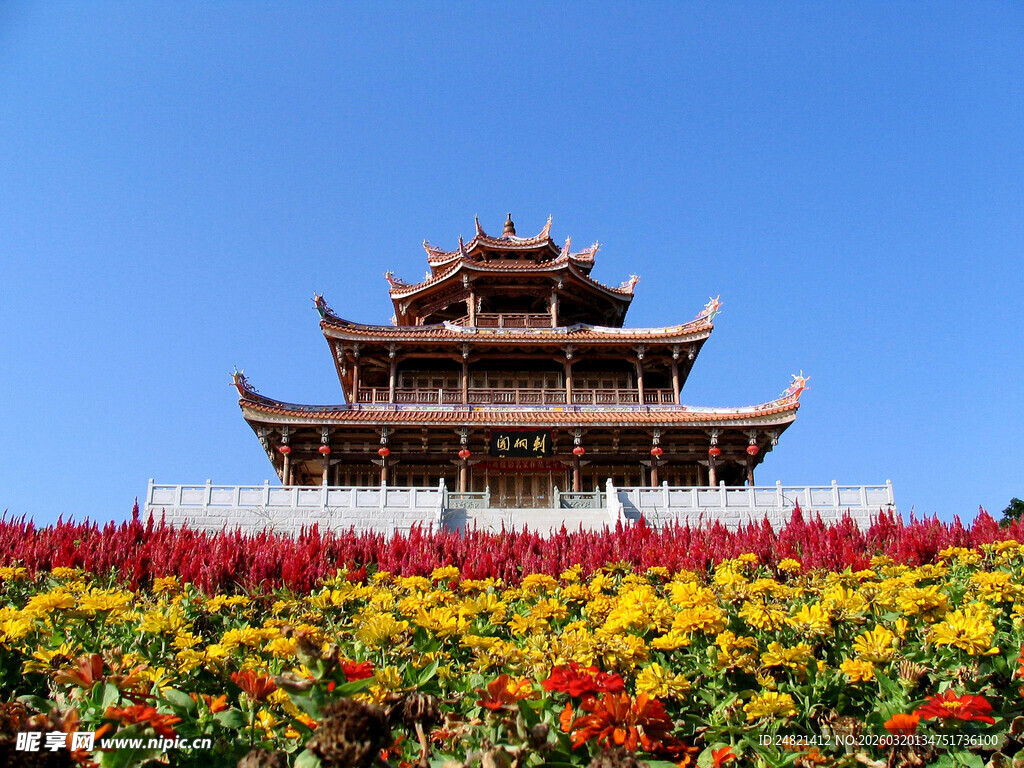 繁花簇拥下的古典楼阁