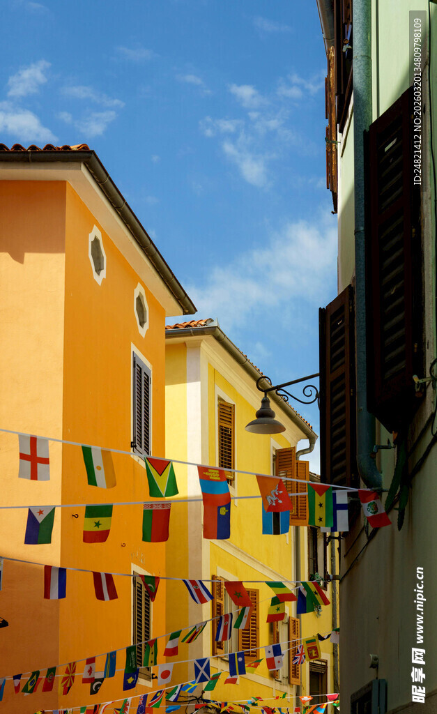 彩色街道挂饰装点的小巷