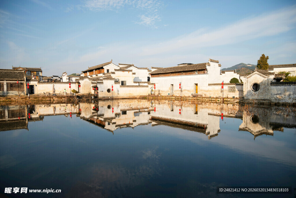 江南水乡宁静村落倒影