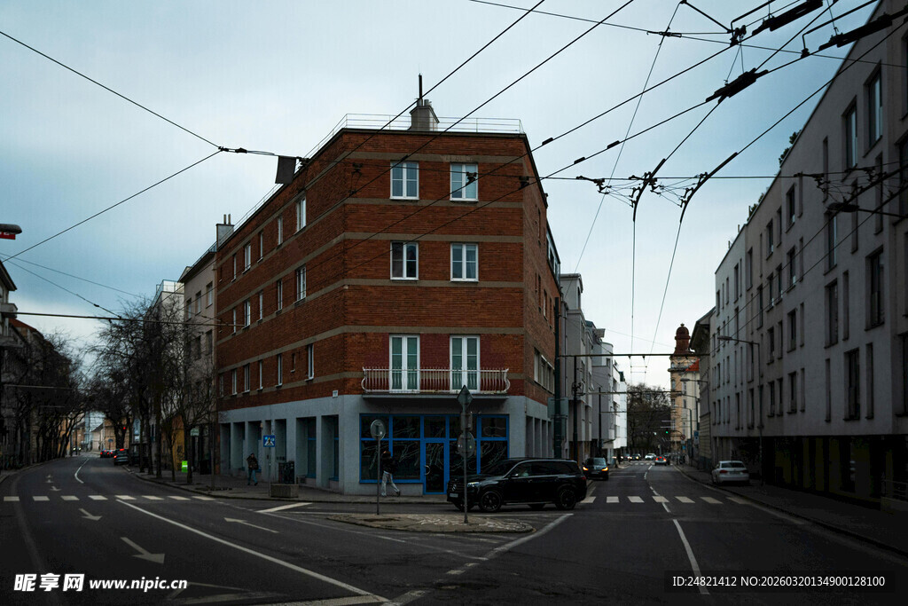 街角的红砖建筑