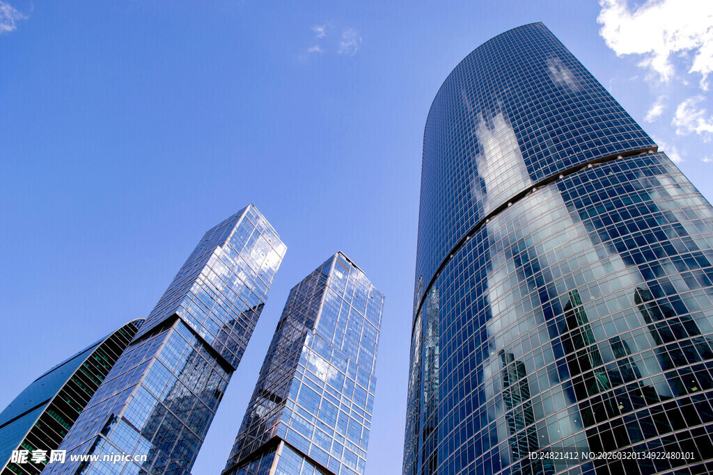 现代摩天大楼矗立蓝天