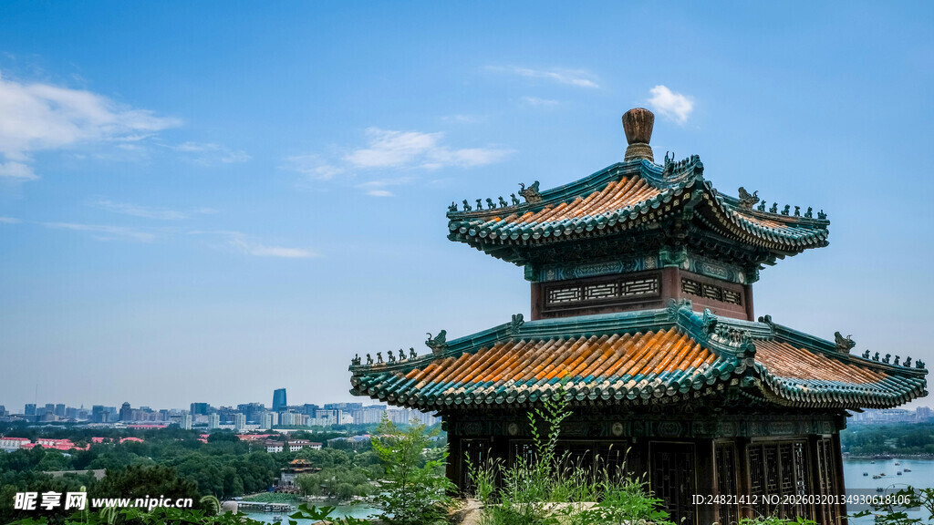 古典楼阁映蓝天美景