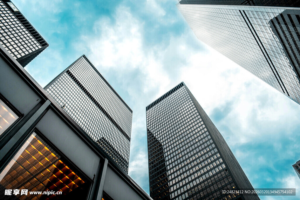 仰视城市摩天大楼景观