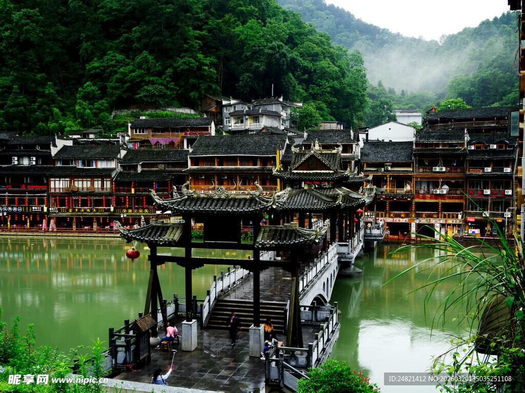 古色古香的水乡吊脚楼景观