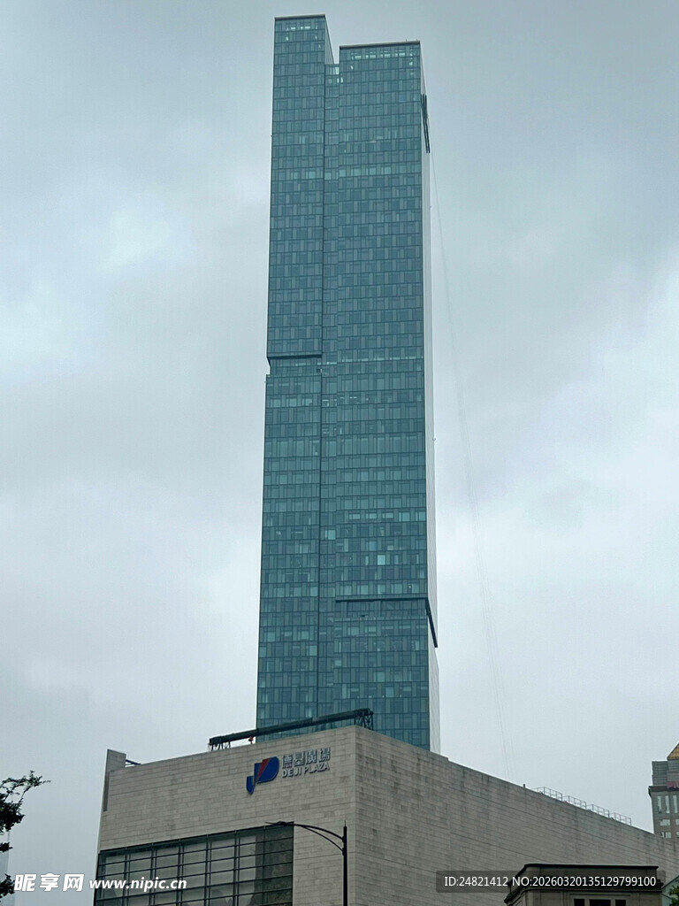 高耸入云的现代化摩天大楼