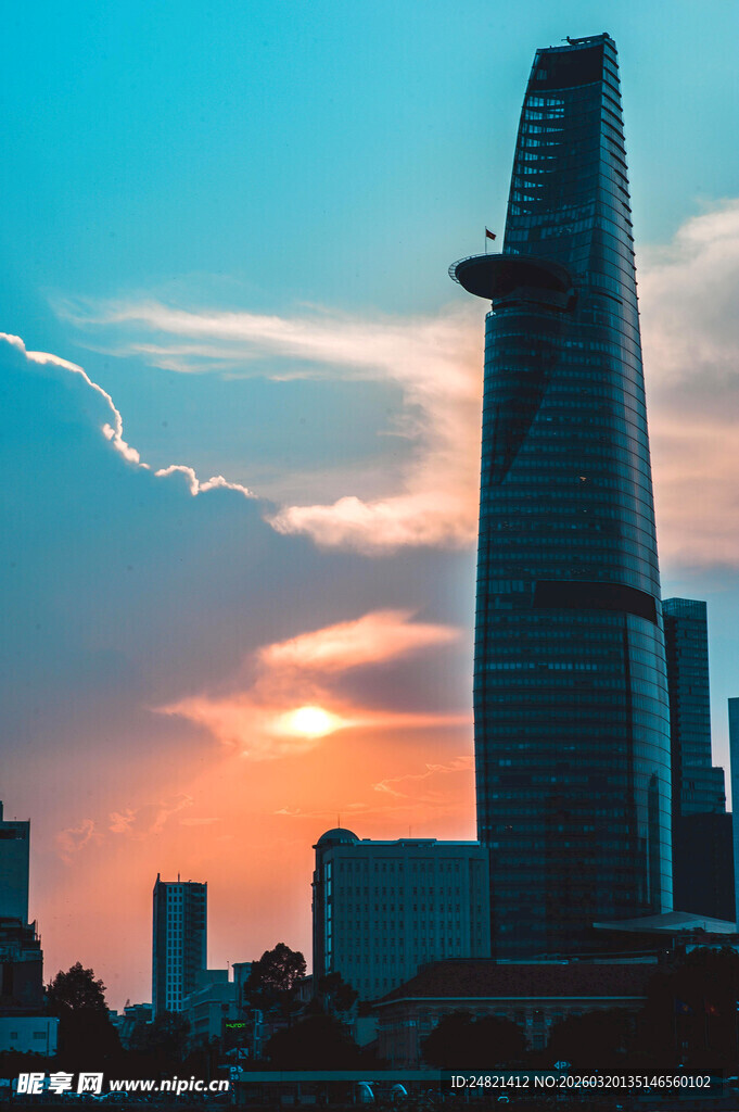 夕阳下的城市摩天大楼