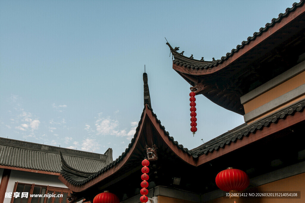 中式屋檐下的红灯笼