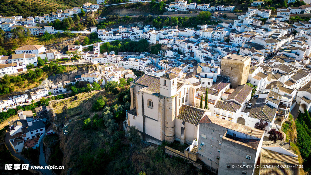 俯瞰山间白色小镇建筑群