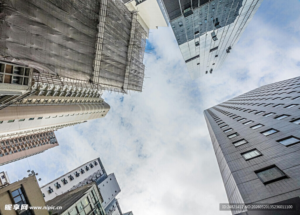 仰视城市高楼建筑群