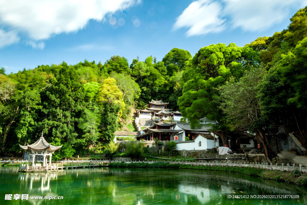 青山绿水间的中式湖畔景致