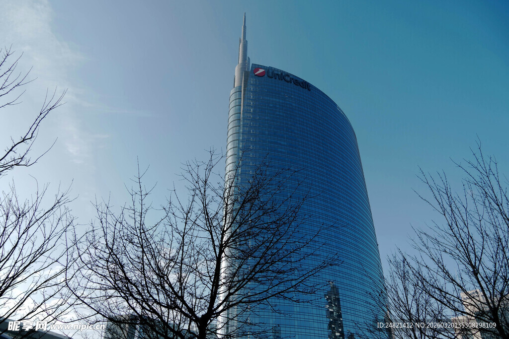 高耸摩天大楼与晴朗蓝天