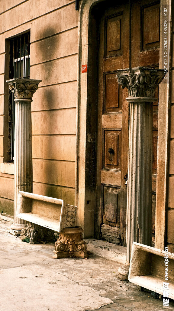 古老建筑的精美石柱