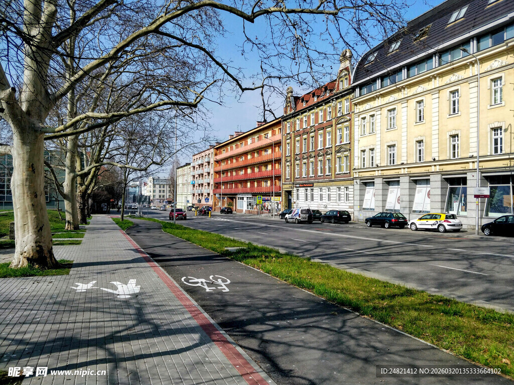 城市街道旁的多彩建筑景观