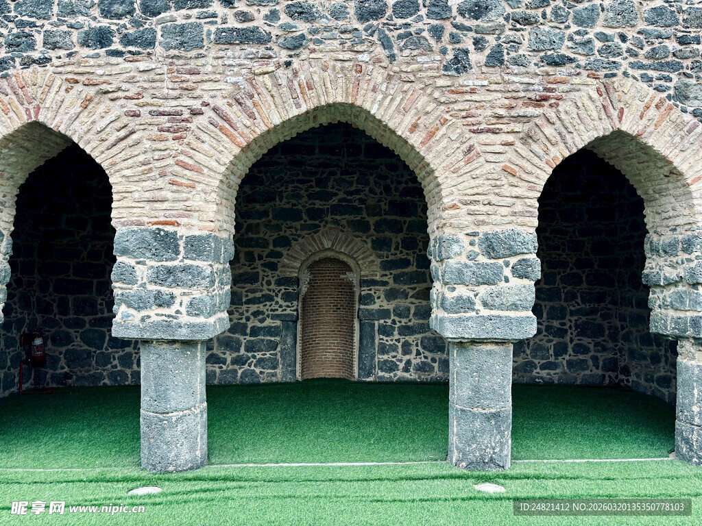 古老石砌拱门建筑景观