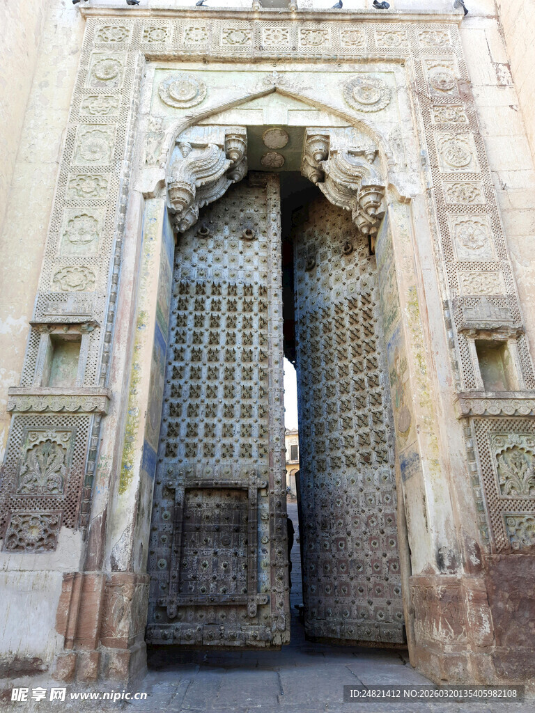 古老华丽的拱形石门