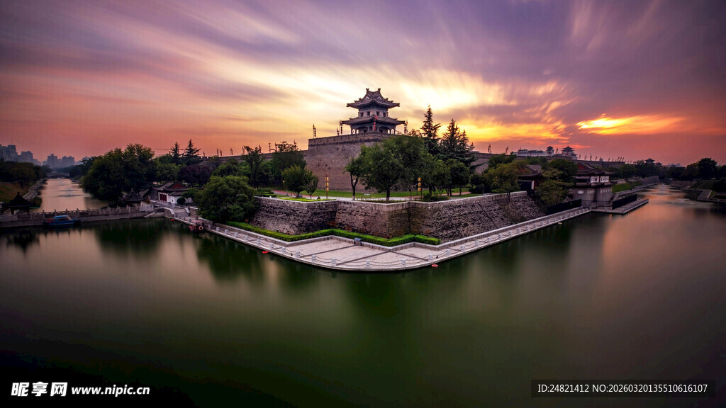 夕阳下的古朴水边建筑