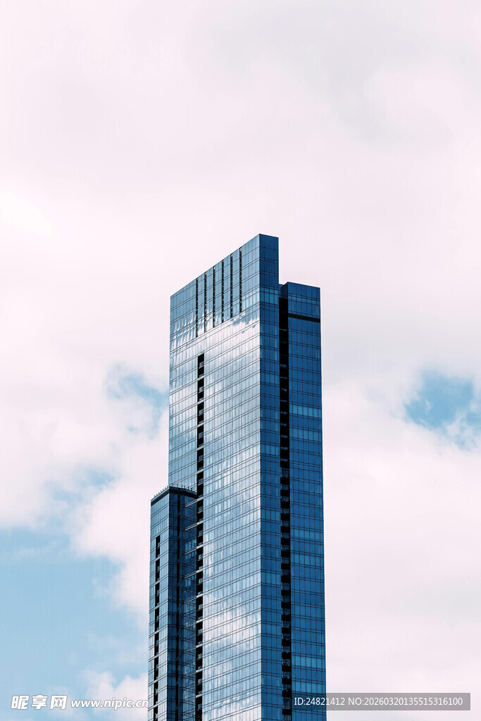 摩天大楼矗立蓝天白云间