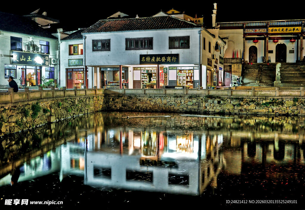 夜晚水边建筑倒影美景