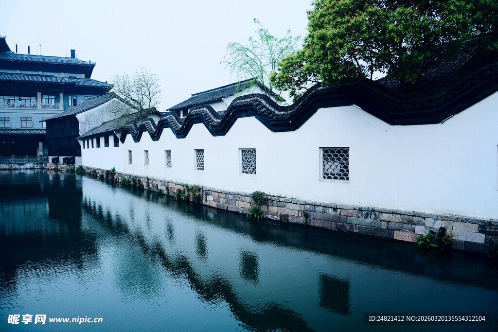 江南水乡白墙黑瓦景致